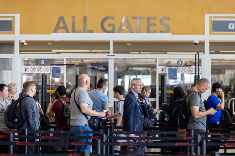 Oameni așteaptă în rând la controlul de securitate pe un aeroport din SUA Foto: Arvin Temkar / Zuma Press / Profimedia
