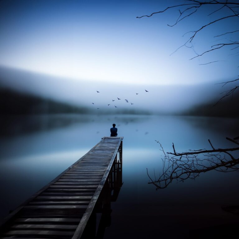 Există o tăcere…