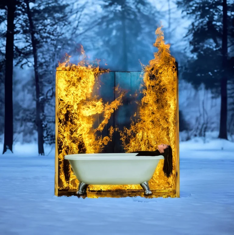 Undeva între tăcere și ecou …